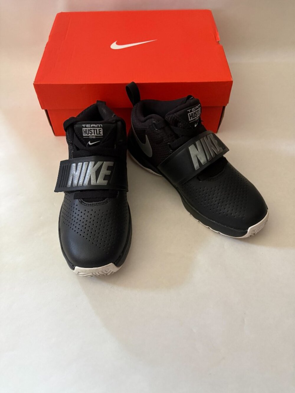 EUC Youth Nike Team Hustle D8 Black/Silver Mid Sneakers Velcro Closure Size 2.5